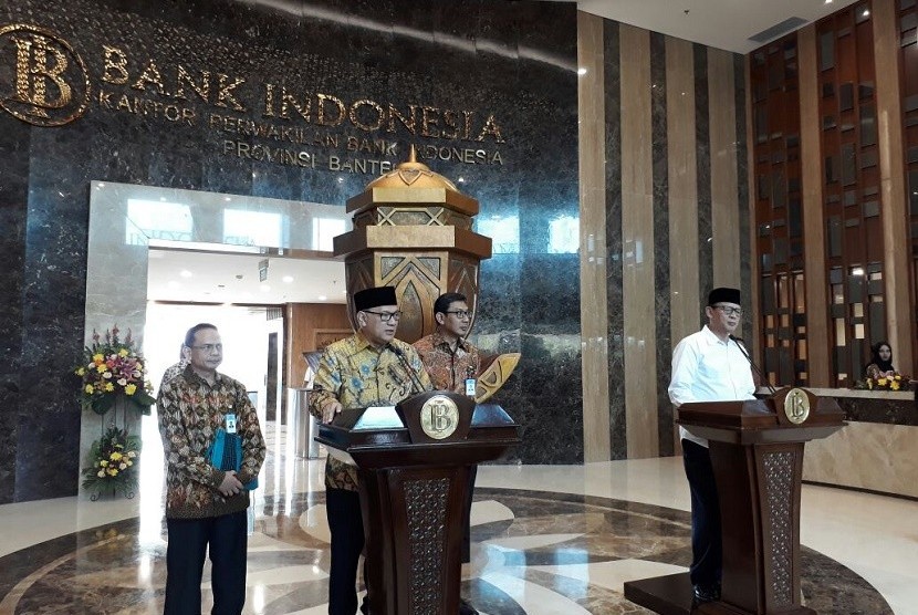 Gubernur BI Agus Martowardojo (kiri) dan Gubernur Banten Wahidin Halim dalam konferensi pers usai meresmikan Gedung BI Kantor Perwakilan Provinsi Banten, Jumat (15/9).