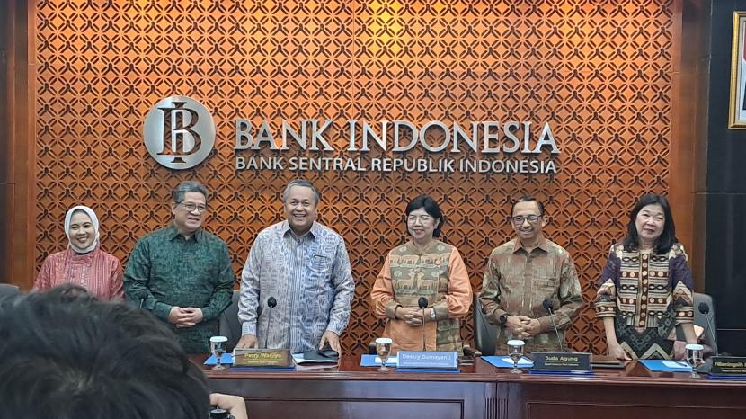 Gubernur BI Perry Warjiyo bersama pimpinan Bank Indonesia mengumumkan hasil RDG Bulanan BI November 2023 di Gedung BI, Kamis (23/11/2023). 
