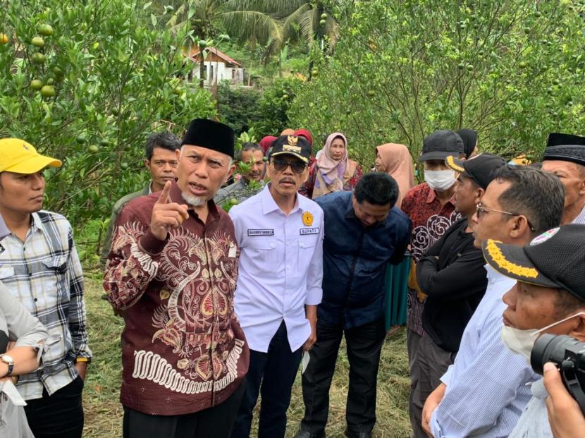 Gubernur, Buya Mahyeldi saat kunjunganya ke beberapa titik sentra perkebunan jeruk di Kecamatan Gunuang Omeh, Kabupaten Limapuluh Kota, Ahad (8/5/2022). 