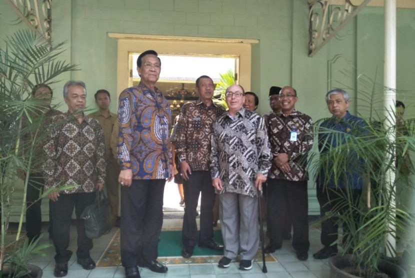   Gubernur Daerah Istimewa Yogyakarta (DIY) Sri Sultan Hamengkubuwono X melalukan pertemuan dengan perwakilan dari Unites Nations of Educational, Scientific and Cultural Organization (Unesco), Richard Engelhardt.