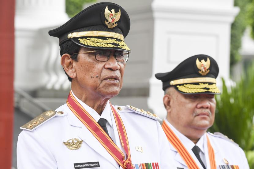 Gubernur Daerah Istimewa Yogyakarta (DIY) Sri Sultan Hamengku Buwono X (kiri). Gubernur DIY, Sri Sultan Hamengku Buwono X mengaku belum ada keputusan terkait upah minimum 2023. 