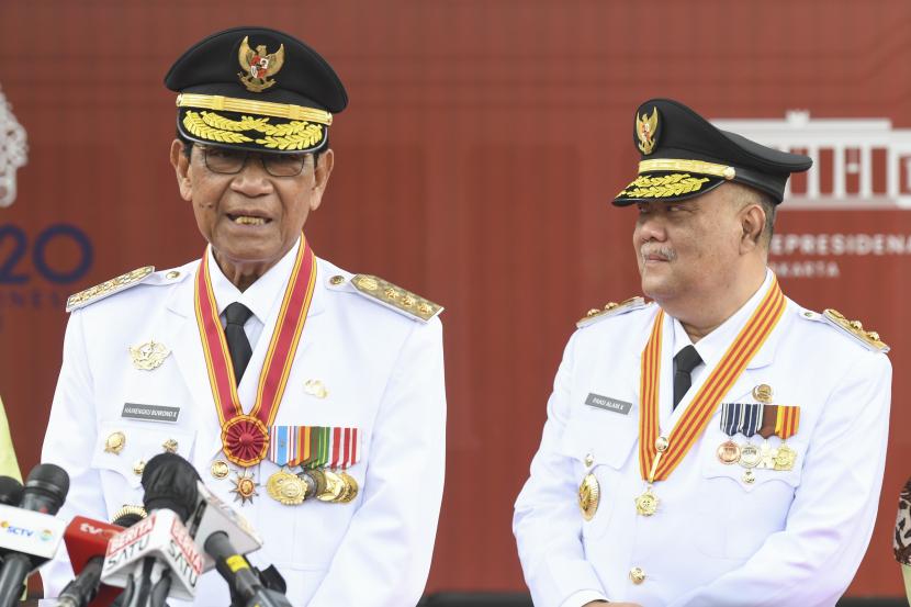 Gubernur Daerah Istimewa Yogyakarta (DIY) Sri Sultan Hamengku Buwono X (kiri) dan Wakil Gubernur DIY Kanjeng Gusti Pangeran Adipati Aryo (KGPAA) Paku Alam X (kanan) . 