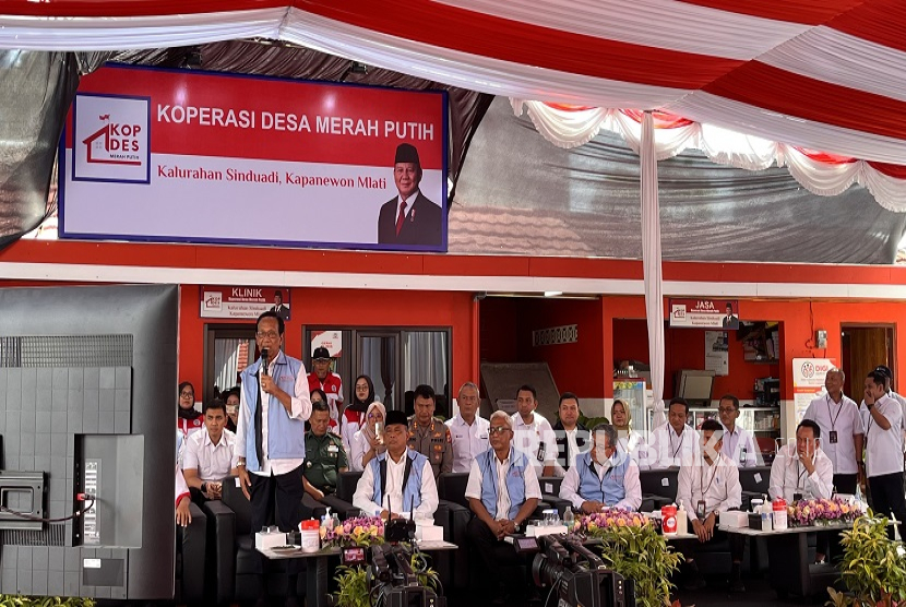 Gubernur Daerah Istimewa Yogyakarta (DIY), Sri Sultan Hamengku Buwono X, mengikuti secara daring peluncuran nasional Koperasi Desa dan Kelurahan (Kopdes/Kopkel) Merah Putih di Balai Kalurahan Sinduadi, Kapanewon Mlati, Kabupaten Sleman.