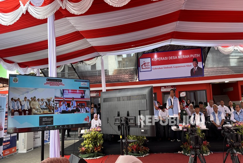 Gubernur Daerah Istimewa Yogyakarta (DIY), Sri Sultan Hamengku Buwono X, mengikuti secara daring peluncuran nasional Koperasi Desa dan Kelurahan (Kopdes/Kopkel) Merah Putih di Balai Kalurahan Sinduadi, Kapanewon Mlati, Kabupaten Sleman.