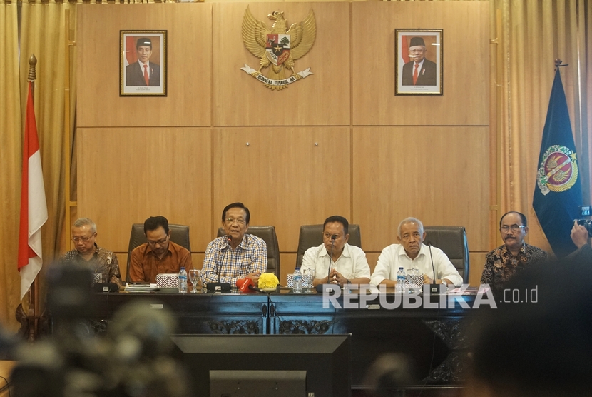 Ketua Harian Tim Gugus Tugas Covid-19 Kota Yogyakarta Heroe Poerwadi (kedua kiri).