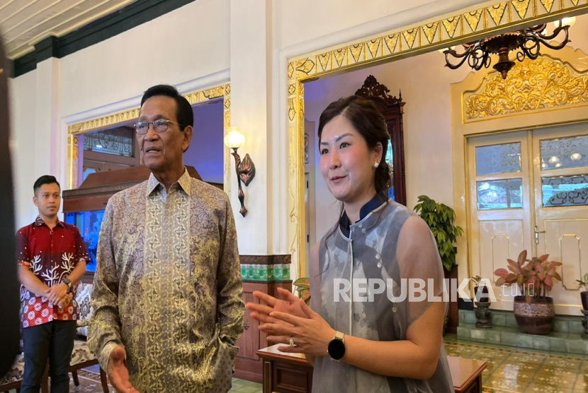 Gubernur Daerah Istimewa Yogyakarta sekaligus Raja Kraton Ngayogyakarta Hadiningrat, Sri Sultan Hamengku Buwono X bersama Direktur Utama PSIM Yogyakarta, Yuliana Tasno di Kompleks Kepatihan Yogyakarta, Selasa (10/6/2025). 