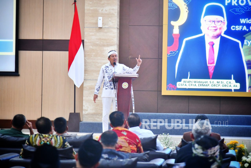 Gubernur dan Sekda Jabar menghadiri acara Serah Terima Jabatan Kepala BPK Perwakilan Provinsi Jawa Barat di Auditorium BPK Perwakilan Provinsi Jabar, Kota Bandung, Kamis (13/3/2025).