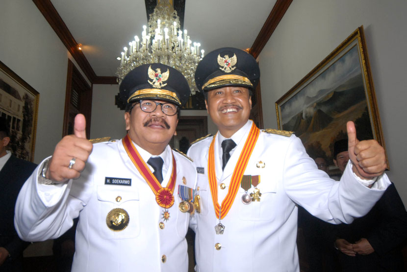 Gubernur dan Wagub Jawa Timur terpilih, Soekarwo (kiri) dan Saifullah Yusuf (kanan) ketika akan menyampaikan orasi politik di depan warga di Gedung Negara Grahadi Jatim, Surabaya, Rabu (12/2).