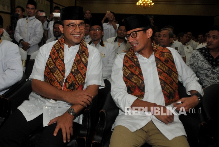 Gubernur dan Wakil Gubernur DKI Jakarta Terpilih Anies Baswedan (kiri) dan Sandiaga Uno (kanan) menghadiri acara selamatan dan doa bersama yang digelar Partai Keadilan Sejahtera (PKS) di Hotel Grand Cempaka, Jakarta, Ahad (15/10). 