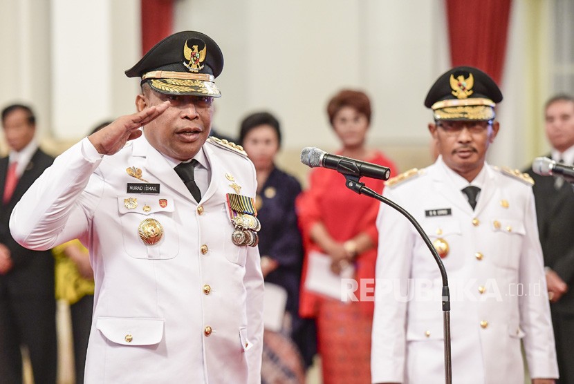 Gubernur dan Wakil Gubernur Maluku Murad Ismail (kiri) dan Barnabas Orno (kanan) bersiap mengikuti pelantikan di Istana Negara, Jakarta, Rabu (24/4/2019).