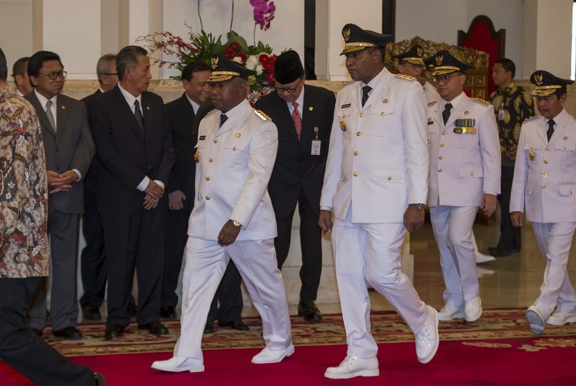 Gubernur dan Wakil Gubernur Papua Barat, Dominggus Mandacan (kiri) dan Mohammad Lakotani (ketiga kanan) ketika dilantik di Istana Negara, Jakarta, 12 Mei 2017.