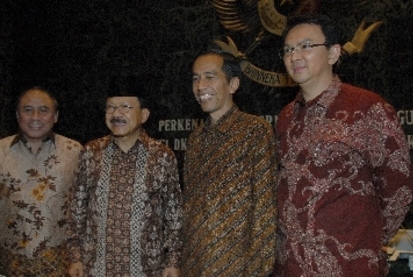 Gubernur dan Wakil Gubernur terpilih Joko Widodo (kedua kanan) dan Basuki Tjahaja Purnama (kanan) didampingi Gubernur dan Wakil Gubernur DKI Jakarta Fauzi Bowo (kedua kiri) dan Prijanto (kiri).