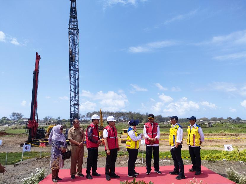 Gubernur DI Yogyakarta Sri Sultan Hamengku Buwono X melakukan groundbreaking untuk memulai proyek pembangunan Jembatan Pandansimo.