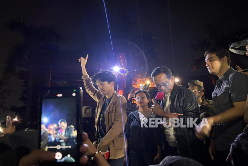 Gubernur DIY sekaligus Raja Keraton Ngayogyakarta, Sri Sultan Hamengku Buwono X saat menemui ribuan massa aksi di kawasan Mapolda DIY, Sabtu (30/8/2025) dini hari WIB. 