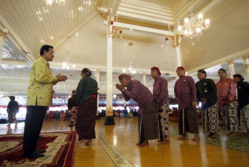 Gubernur DIY sekaligus Raja Yogyakarta, Sri Sultan Hamengku Buwono X (kiri) menyalami satu persatu abdi dalem (pelayan raja) di Kepatihan, Yogyakarta, Rabu (29/7).