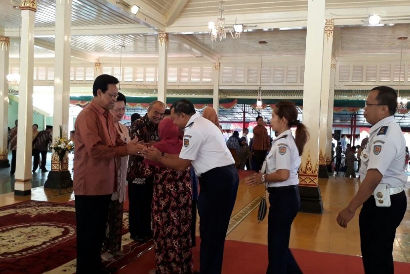 Gubernur DIY Sri dultan Hamengku Buwono X  di hari pertama masuk kerja membuka open house syawalan dengan PNS di lingkungan Pemda DIY dan masyatakat DIY  di Kepatihan Yogyakarta,Senin (3/7).
