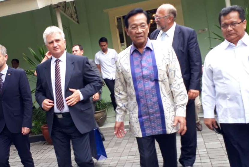 Gubernur DIY Sri Sultan Hamengku Buwono X (baju batik) didampingi Asisten Perekonomian dan Pembangunan Setda DIy Budi Wibowo (paling kanan hem putih) bersama Presiden  Senat Parlemen  Republik Ceko Milan Stech (kedua dari kiri) dan Duta besar Republik Ceko untuk Indonesia Ivan Hotek menuju Gedhong Pracimosono Kepatihan Yogyakarta untuk melakukan diskusi, Rabu(19/9).