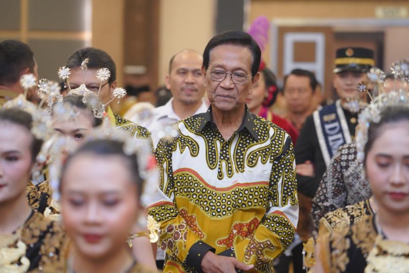 Gubernur DIY, Sri Sultan Hamengku Buwono X dalam Penyerahan Penghargaan Lomba Desa Wisata Tingkat DIY Tahun 2023 di Hotel Eastparc, Sleman, DIY.