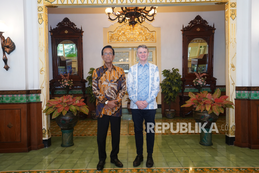 Gubernur DIY, Sri Sultan Hamengku Buwono X dan Duta Besar Australia, Roderick Brazier.