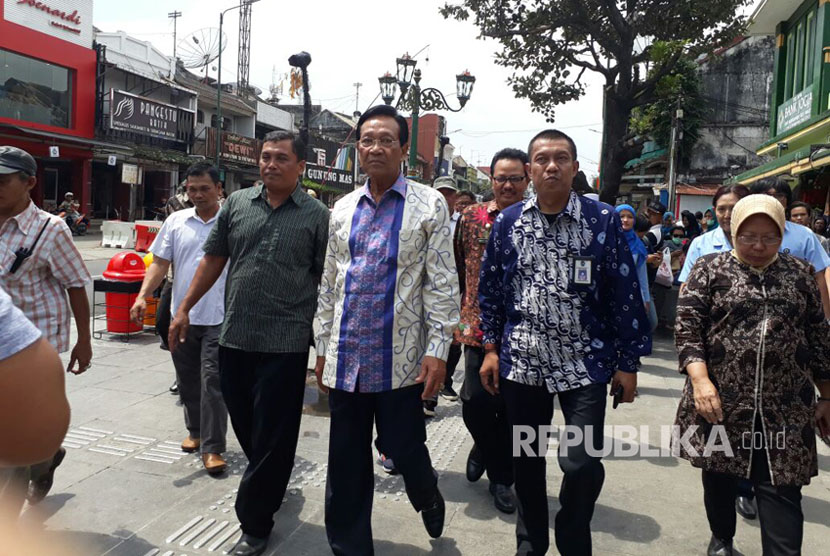 Gubernur DIY Sri.Sultan Hamengku Buwono.X didampingi Walikota Yogyakarta Haryadi Suyuti.meninjau kawasan pedestrian sepanjang Malioboro yang lengang bersih dari.pedagang kaki lima ,Selasa (26/9). 