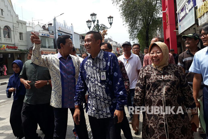 Gubernur DIY Sri.Sultan Hamengku Buwono.X didampingi Walikota Yogyakarta Haryadi Suyuti.meninjau kawasan pedestrian sepanjang Malioboro .yang lengang bersih dari.pedagang kaki lima ,Selasa (26/9) .