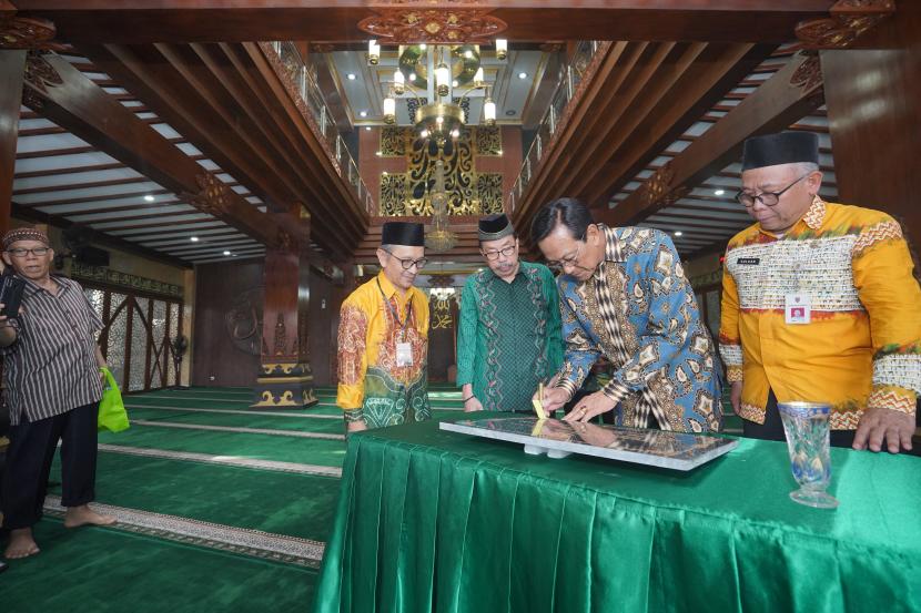 Gubernur DIY, Sri Sultan Hamengku Buwono X meresmikan Masjid Quwwatul Islam Yogyakarta.
