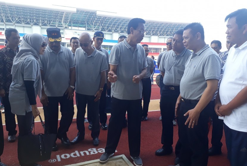  Gubernur DIY Sri Sultan Hamengku Buwono X saat meresmikan Stadion Mandala Krida Baru.