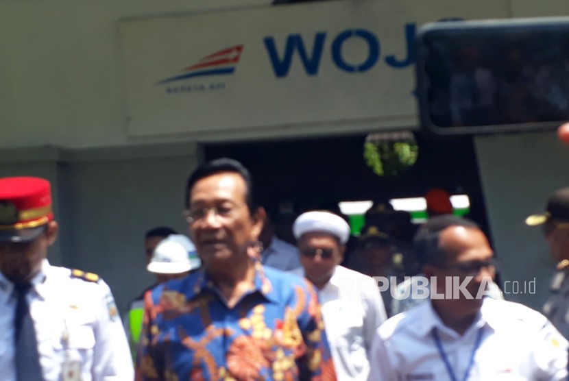 Gubernur DIY Sri Sultan Hamengku Buwono X tiba di Stasiun Wojo  Purworejo Jawa Tengah dengan menggunakan kereta inspeksi.dari Yogyakarta ,  Selasa (8/1). 