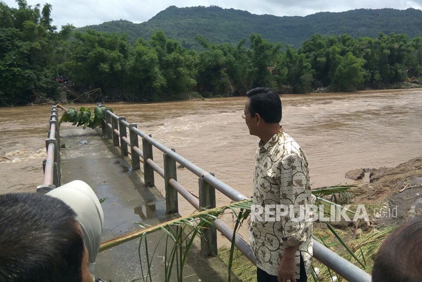 Gubernur DIY Sri Sultan Hamengku Buwono.X tinjau Jembatan Nambangan Dusun Nangsri DesaSri Hardono Kecamatan Pundong Bantul .Jembatan tersebut putus selasa (28/11) siang.