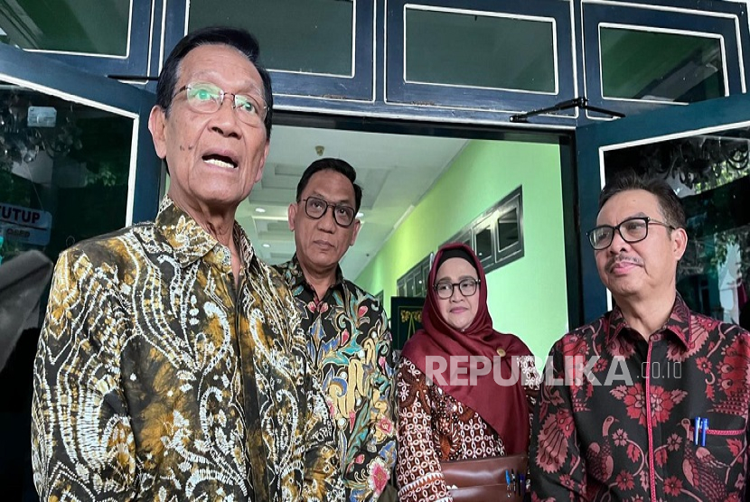 Gubernur DIY Sri Sultan Hamengku Buwono X usai melakukan pertemuan dengan jajaran Pemerintah Kota Yogyakarta di Balai Kota Yogyakarta, Kamis (4/12/2025). 
