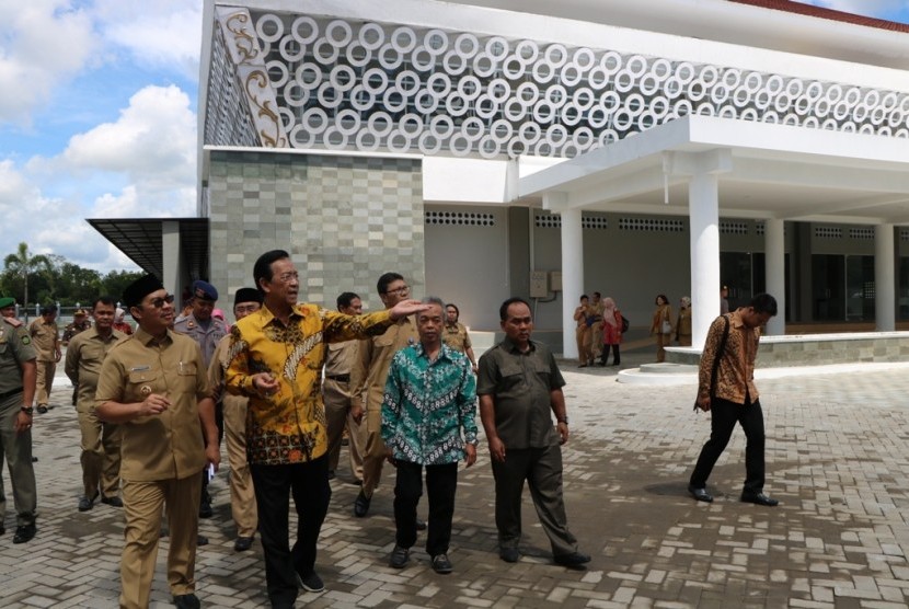 Gubernur DIY Sri Sultan Hamengkubuwono X (baju kuning) usai melakukan soft opening TBY.