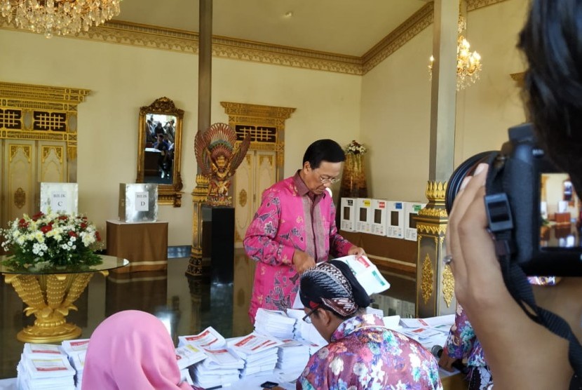 Gubernur DIY, Sri Sultan Hamengkubuwono X menggunakan hak pilihnya di TPS 15 Panembahan, Yogyakarta, Rabu (17/4). 