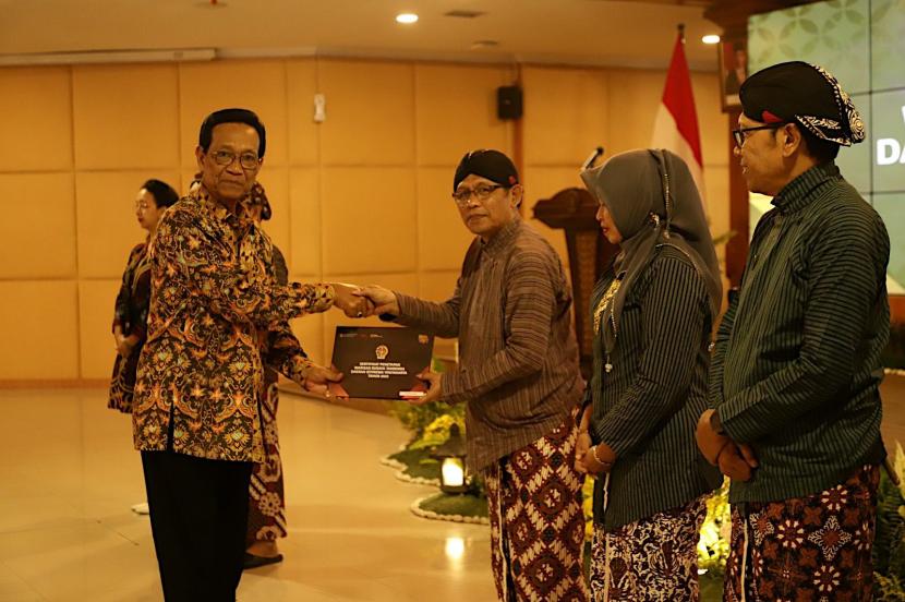  Gubernur DIY, Sri Sultan Hamengkubuwono X menyerahkan secara langsung sertifikat Warisan Budaya Tak Benda kepada Pemkab Sleman di Gedhong Pracimasana Yogyakarta.