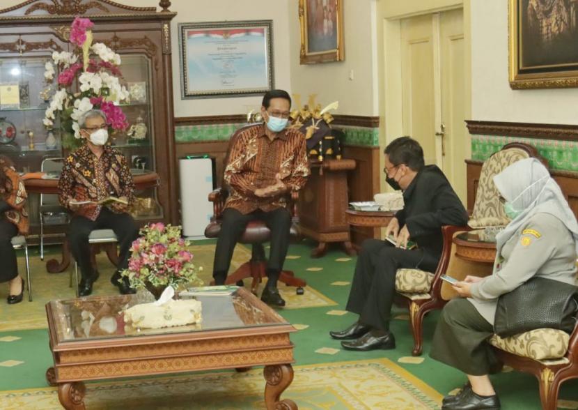 Gubernur DIY, Sri Sultan Hamengkubuwono X, saat bertemu Kepala Badan Penyuluhan dan Pengembangan SDM Pertanain (BPPSDMP) Kementerian Pertanian, Dedi Nursyamsi, di Kantor Kepatihan Yogyakarta,  Kamis (3/6).  