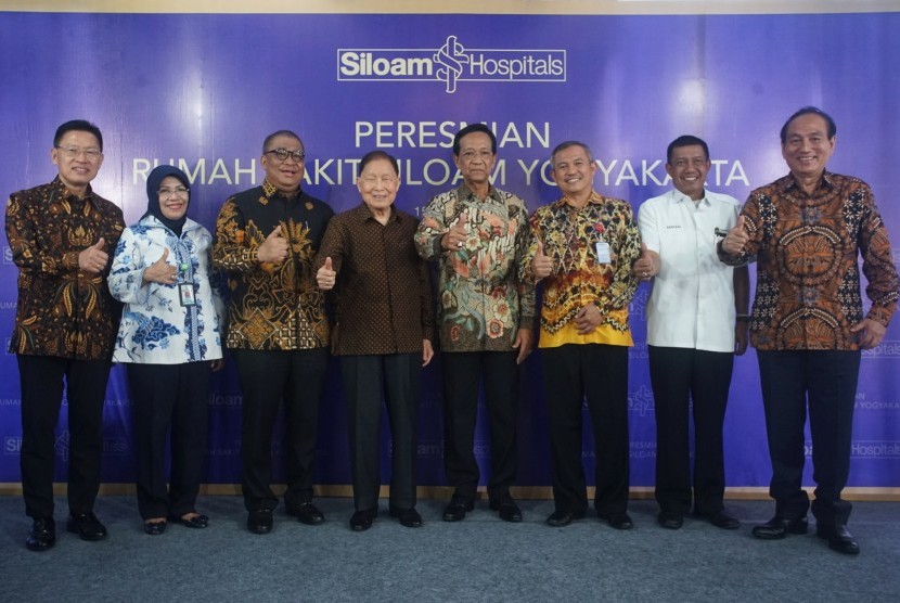  Gubernur DIY Sri Sultan HB X (keempat kanan) berfoto bersama Founder Lippo Group Dr Mocthar Riady (keempat kiri), Walikota Yogyakarta Haryadi Suyuti (kedua kanan), Sekjen Kementerian Sosial Hartono Laras (ketiga kanan) dan Komisaria PT. Siloam International Hospitals, Tbk Theo L Sambuaga (kanan) saat peresmian Rumah Sakit Siloam Yogyakarta di Jalan Solo, Yogyakarta, Rabu (15/1). Keberadaan Siloam Hospitals Yogyakarta yang menyediakan berbagai fasilitas seperti IGD 24 jam, laboratorium, farmasi ruang hemodialiasa, ruang operasi, ruang kemoterapi, serta berbagai teknologi medis modern itu menjadi bentuk komitmen Siloam Hospitals Group dalam memberikan pelayanan kesehatan.