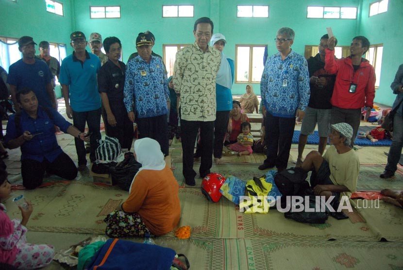  Gubernur DIY Sri Sultan HB X meninjau posko pengungsian di balai desa Kebonagung bantul, kabupaten Bantul, Yogyakarta, Rabu (29/11). Gubernur berpesan agar pengungsi bersabar selama beberapa hari kedepan.