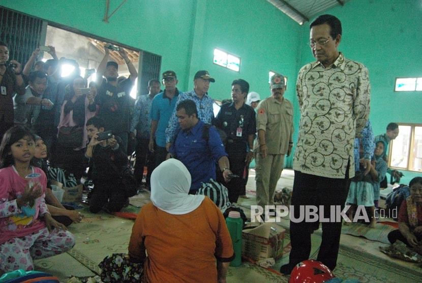  Gubernur DIY Sri Sultan HB X meninjau posko pengungsian di balai desa Kebonagung bantul, kabupaten Bantul, Yogyakarta, Rabu (29/11). Gubernur berpesan agar pengungsi bersabar selama beberapa hari kedepan.