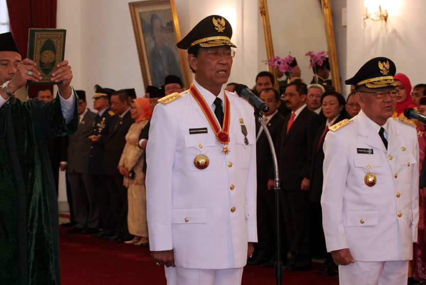   Gubernur DIY, Sri Sultan HB X (tengah) bersama Wagub DIY, Paku Alam IX (kanan) mengucapkan sumpah jabatan pada pelantikan gubernur dan wakilnya di Gedung Agung Yogyakarta, Rabu (10/10). (Regina Safri/Antara)
