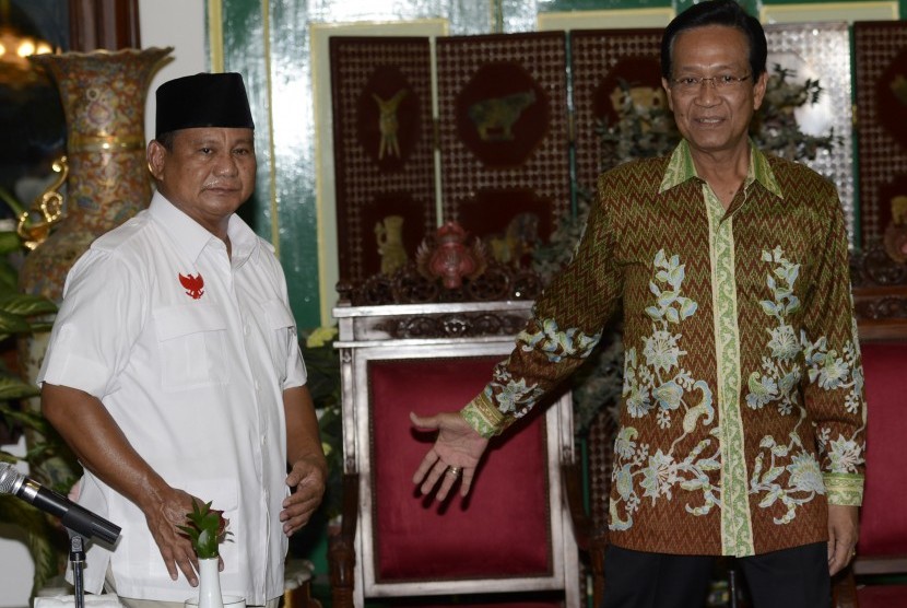 Gubernur DIY Sultan Hamengkubuwono X (kanan) menerima Capres nomor urut satu Prabowo Subianto (kiri) di Yogyakarta, Selasa (1/7). 