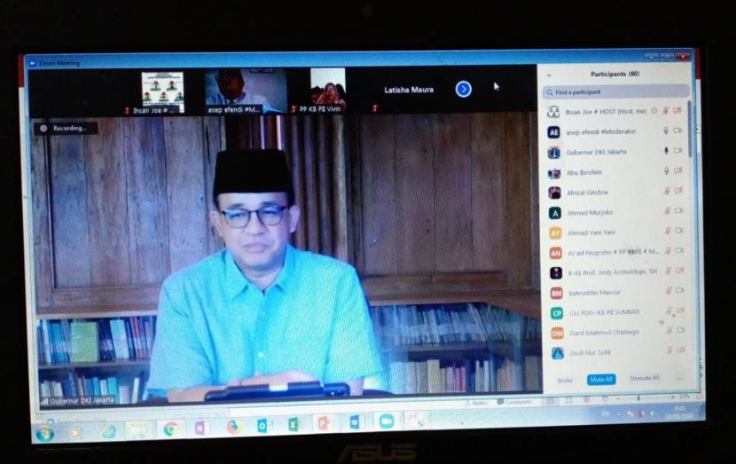 Gubernur DKI Anies Baswedan ketika berbicara dalam acara Webinar yang bertema pemberdayaan masjid di tengah pandemi Covid 19 yang diselenggaran KB PII di Jakarta, (17/5).