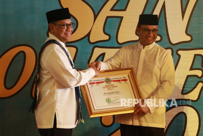 Gubernur DKI Anies Baswedan menyerahkan penganugerahan santri mengabdi sepanjang hayat kepada Saifuddin Zuhri yang diterima oleh H.Ahmad Baihaqi Saifuf.