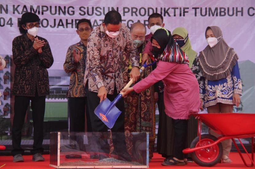 Gubernur DKI Anies Rasyid Baswedan bersama budayawan Jaya Suprana dan Sandyawan Sumardi alias Romo Sandi meresmikan pembangunan Kampung Susun Produktif Tumbuh Cakung di Jatinegara, Jakarta Timur pada Kamis (7/10). 