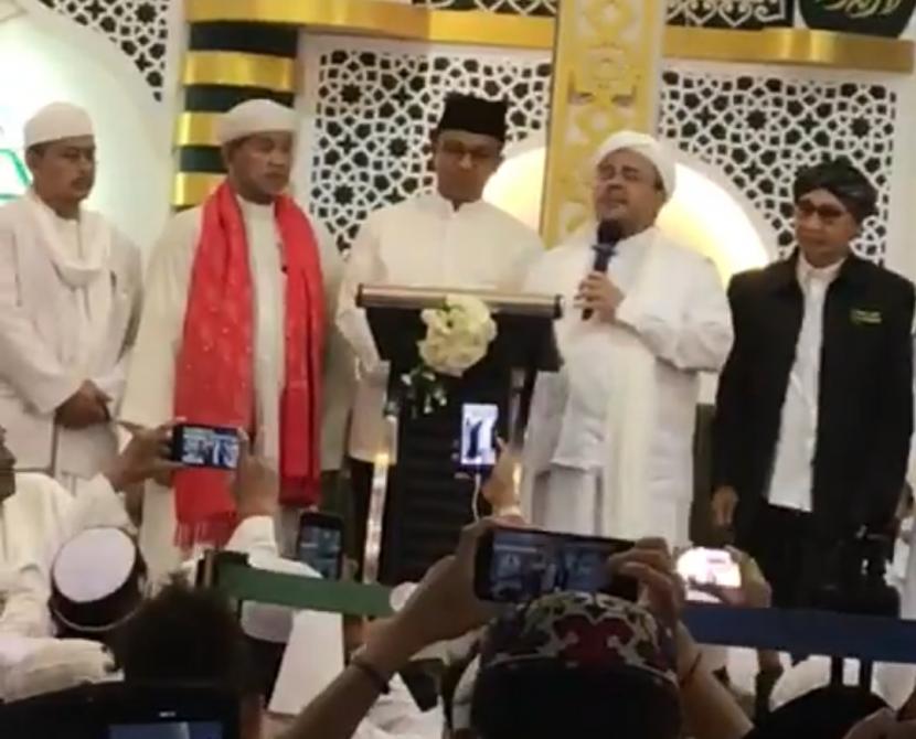 Gubernur DKI Anies Rasyid Baswedan bertemu Habib Rizieq Shihab di Markaz Syariah di Petamburan, Kecamatan Tanah Abang, Jakarta Pusat, Sabtu (7/10/2022) malam WIB.  