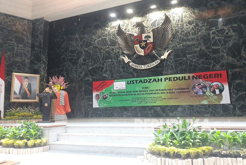 Jakarta Governor Anies Rasyid Baswedan attends the commemoration of the first anniversary of Ustazah Peduli Negeri at Jakarta City Hall on Tuesday (24/4).