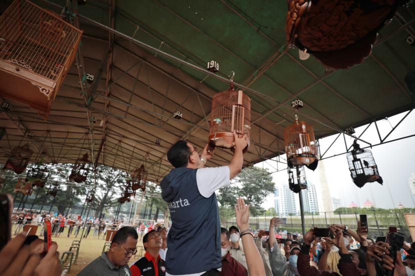 Gubernur DKI Anies Rasyid Baswedan mendatangi lokasi lomba kicau burung Piala Gubernur di Lapangan Banten, Jakarta Pusat, Ahad (7/8/2022).