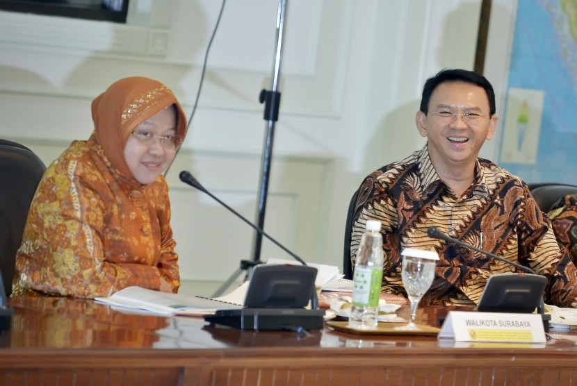 Gubernur DKI Basuki Tjahaja Punama (kanan) bersama Walikota Surabaya Tri Rismaharini (kiri) mengikuti Rapat Terbatas yang dipimpin Presiden Joko Widodo bersama Menteri Kabinet Kerja membahas Penilaian Standar Bisnis di Kantor Presiden, Jakarta, Senin (9/5)
