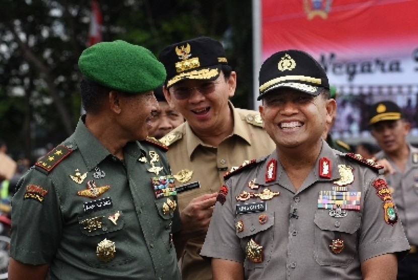 Gubernur DKI Basuki Tjahaja Purnama alias Ahok (tengah).