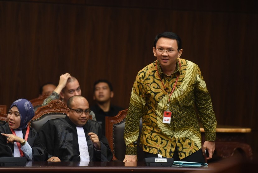 Gubernur DKI, Basuki Tjahaja Purnama (kanan) selaku pihak pemohon mengikuti sidang uji materi UU No. 10/2016 tentang cuti kampanye calon kepala daerah petahana saat Pilkada di Mahkamah Konstitusi (MK), Jakarta, Senin (26/9). 