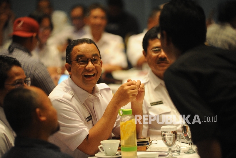 Gubernur DKI Anies Baswedan berbincang bersama jurnalis.