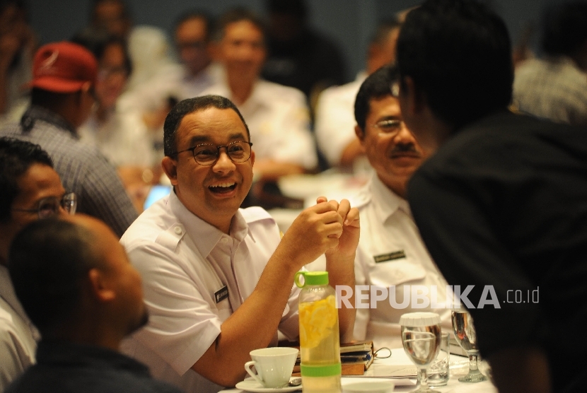 Gubernur DKI. Gubernur DKI Anies Baswedan berbincang bersama jurnalis dalam acara Coffe Morning bersama Jurnalis di Balai Agung, Balaikota DKI Jakarta, Jakarta, Rabu (25/10). 